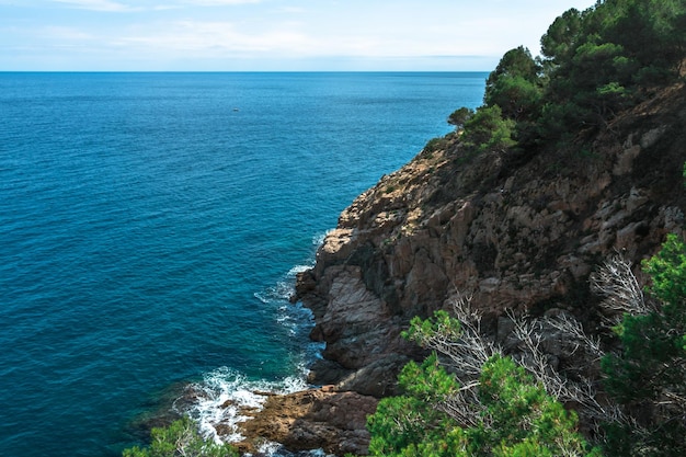 Hermoso paisaje de la costa rocosa del mar Mediterráneo Cataluña