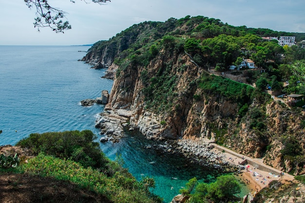 Hermoso paisaje de la costa rocosa del mar Mediterráneo Cataluña