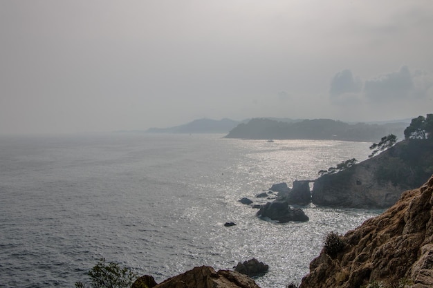 Hermoso paisaje de la costa rocosa del mar Mediterráneo Cataluña