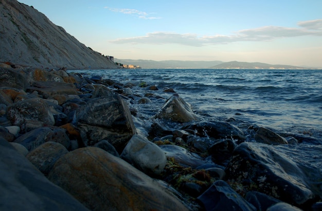 Hermoso paisaje de la costa de la tarde Mar Negro Puesta de sol rosa Costa rocosa Mar sin fin