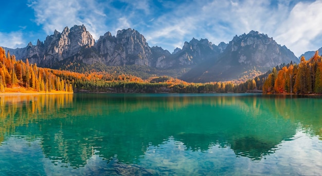 Foto hermoso paisaje de cuento de hadas en un panorama perfecto de puesta de sol de un lago