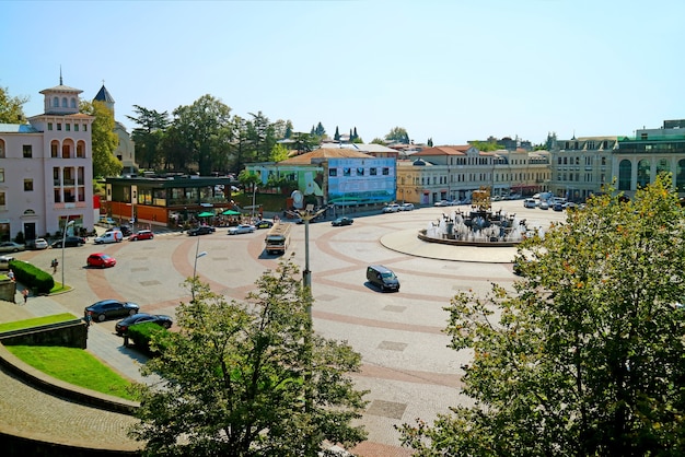 Hermoso paisaje de David Agmashenebeli Square con Colchis Fountain de la ciudad de Kutaisi Georgia