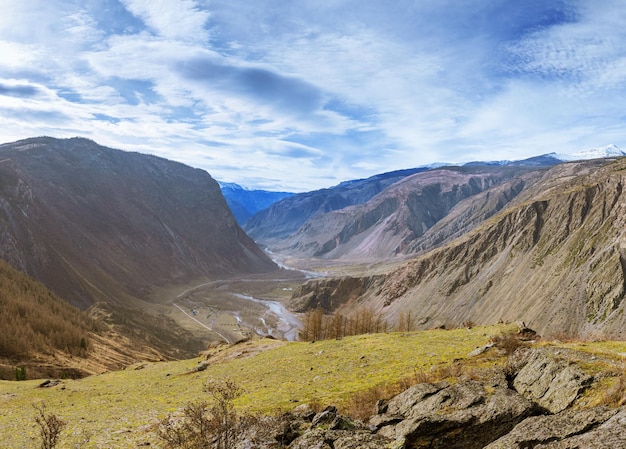 Hermoso paisaje con el desfiladero de Chulyshman en la República de Altai Entorno natural valle y montañas