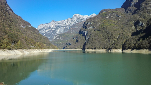 Hermoso paisaje en los dolomitas con montañas, lago y naturaleza