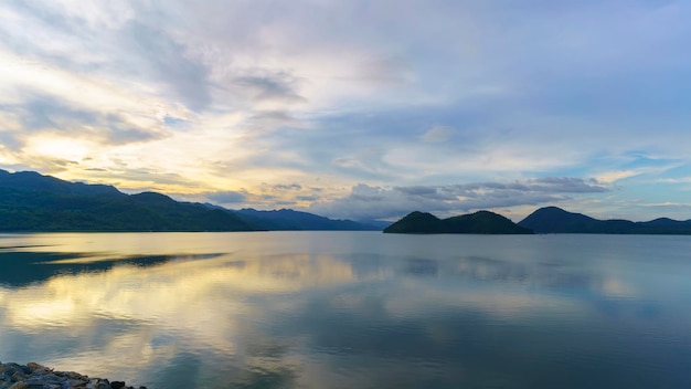 Hermoso paisaje del embalse de Srinagarind o presa de Srinakharin con reflejo, Kanchanaburi, Tailandia