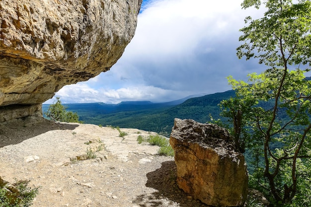 Hermoso paisaje escénico de las montañas del Cáucaso Eagle Rocks plataforma montañosa Lenin Mountain Mezmai Russia 2021