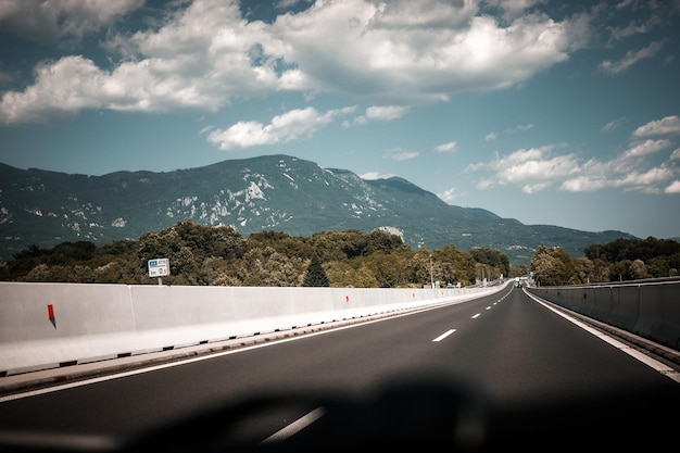 Hermoso paisaje escénico en montañas cubiertas de bosques Vista desde la ventana del auto en una carretera moderna y de alta calidad