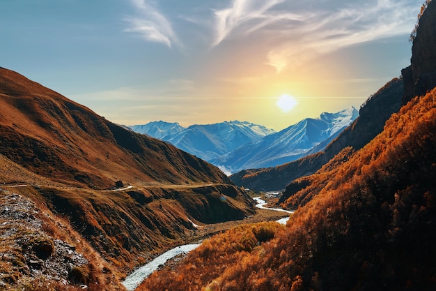 Hermoso paisaje escénico del valle de la montaña