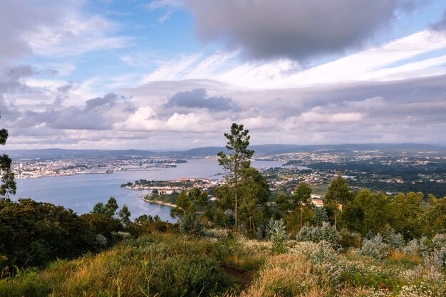 Hermoso paisaje de un estuario español en el norte de España