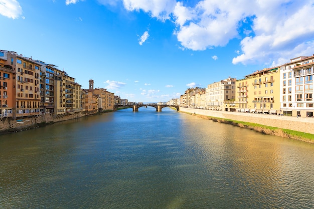 Hermoso paisaje de Florencia, Italia. Casas a lo largo del río Arno. Panorama italiano