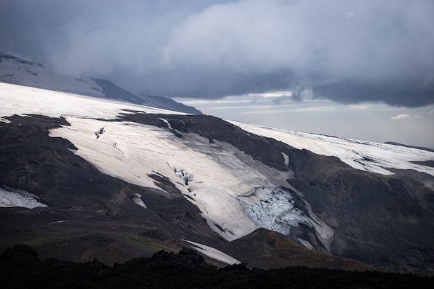 Hermoso paisaje con glaciar en el sendero Fimmvorduhals de día soleado de verano, Islandia.