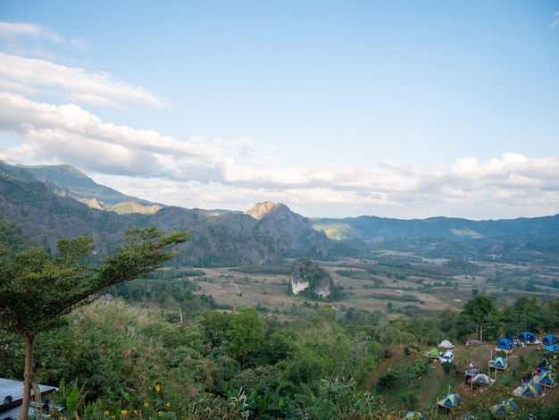 Hermoso paisaje hito famoso Mountain View del Parque Nacional Phu LangkaPhayaoTailandiaViajes de vacaciones lluviosos y temporada de invierno