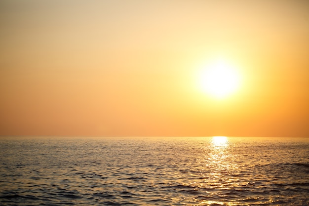 Hermoso paisaje de horizonte de océano al atardecer. puesta de sol horizonte vista al mar. Vista del atardecer al mar