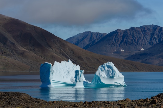 Hermoso paisaje con iceberg en Groenlandia en verano. Tiempo soleado.