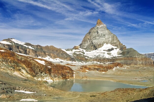 Hermoso paisaje idílico de los Alpes con lago y montañas en verano, Suiza