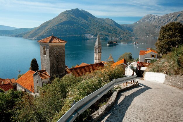 Hermoso paisaje idílico de ciudad turística en la costa europea mediterránea.