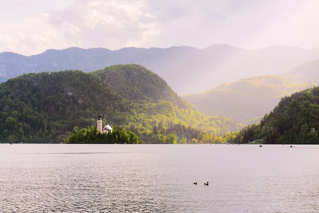 Hermoso paisaje con iglesia en medio del lago Bled, Eslovenia
