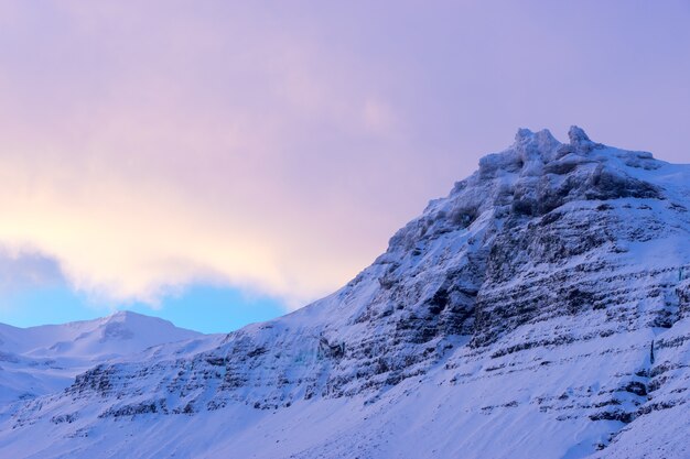 Hermoso paisaje invernal alrededor de Grundarfjordur en Islandia