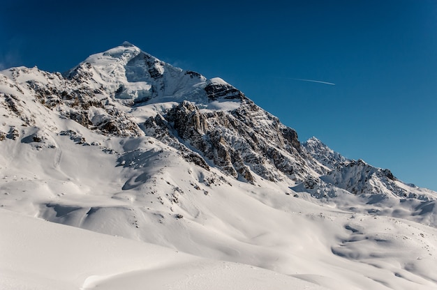 Hermoso paisaje invernal de las montañas cubiertas de nieve