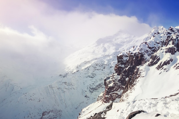 Hermoso paisaje invernal con montañas cubiertas de nieve.