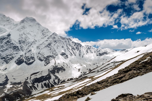 Hermoso paisaje invernal con montañas nevadas y cielo azul