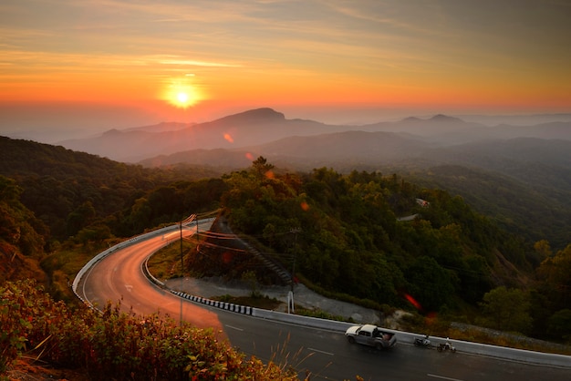 Hermoso paisaje de invierno amanecer viewpoint