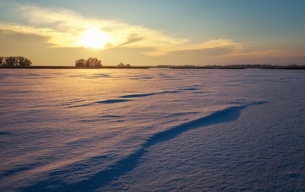 Hermoso paisaje de invierno con lago y cielo al atardecer. Composición de la naturaleza.