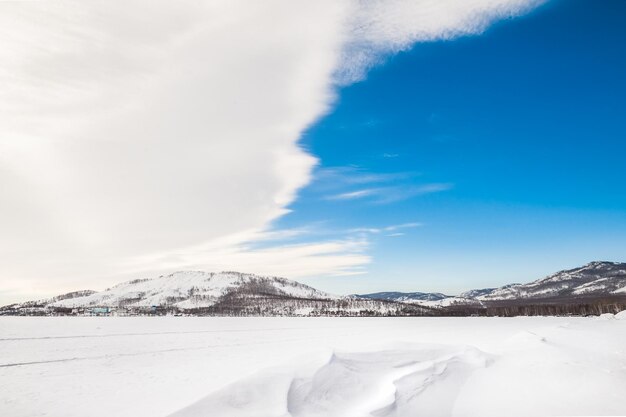 hermoso paisaje de invierno con un lago y un cielo azul