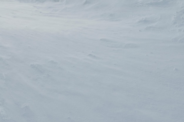 hermoso paisaje de invierno con nieve helada y vientos fuertes