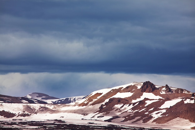 Hermoso paisaje islandés. Montañas volcánicas verdes en tiempo nublado.