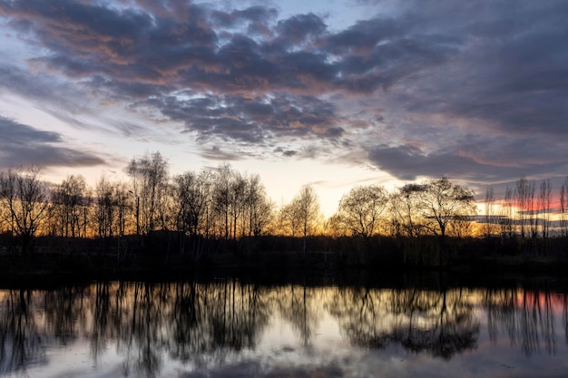 Hermoso paisaje en el lago. Atardecer.