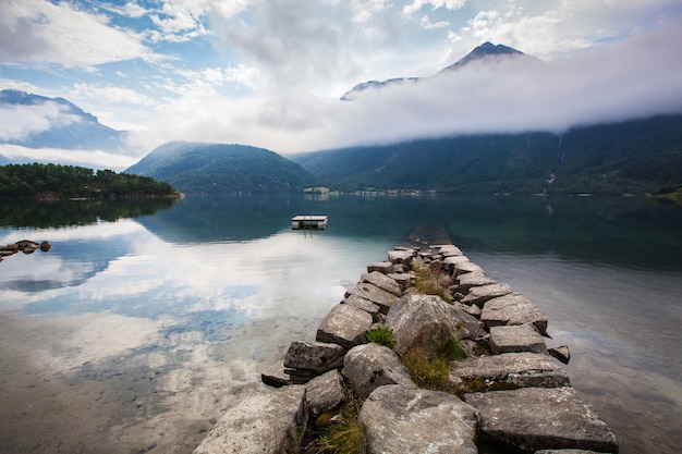 Hermoso paisaje con lago y barco en Noruega