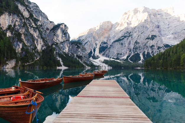 Hermoso paisaje del lago Braies