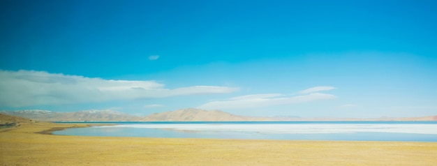 Foto hermoso paisaje de lago y campos amarillos en el tíbet