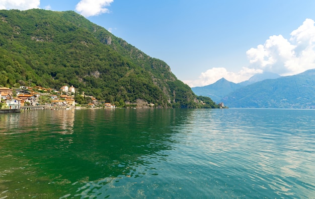 Hermoso paisaje en el lago de Como Italia