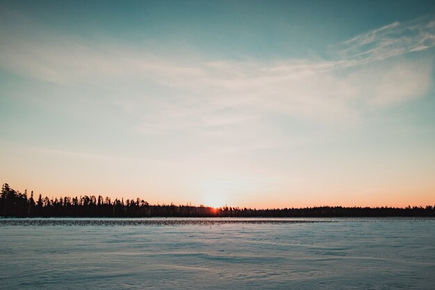 Hermoso paisaje del lago congelado al amanecer