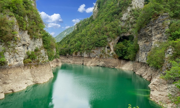 Hermoso paisaje del lago Corlo en Italia rodeado de rocas