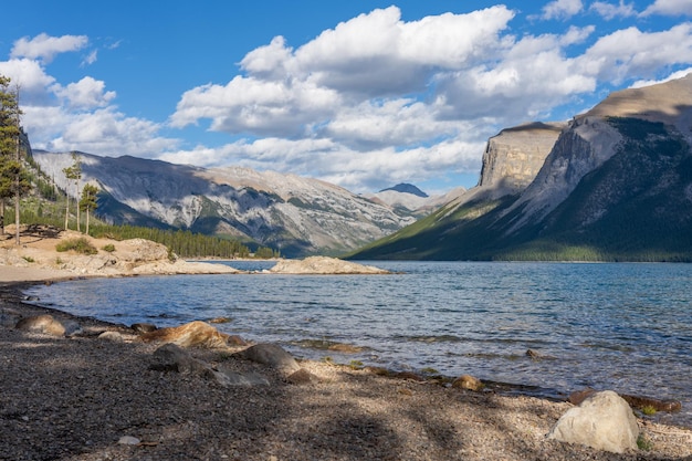 Hermoso paisaje del lago Minnewanka en el día de verano Parque Nacional Banff