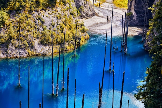 Hermoso paisaje de lago de montaña