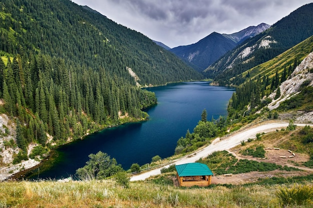 Hermoso paisaje del lago de montaña