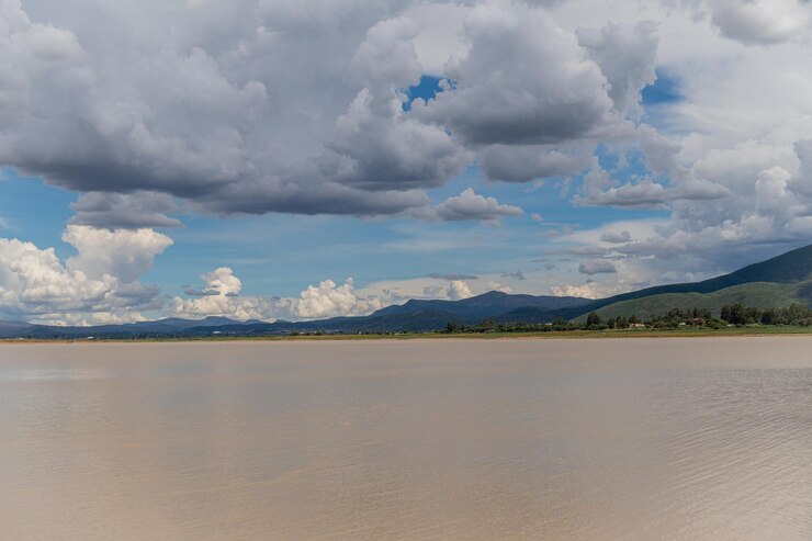 hermoso paisaje de un lago con montañas en el fondo Laguna Angostura Cochabamba