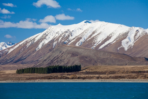 hermoso paisaje de lago y montañas