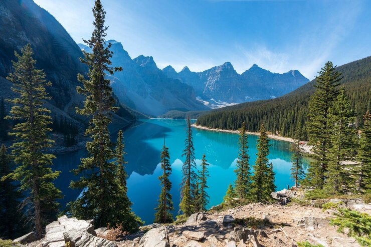 Hermoso paisaje del lago Moraine en la mañana del día soleado de verano. Montañas Rocosas canadienses. Parque Nacional Banff.