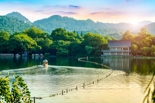 El hermoso paisaje del lago del oeste en Hangzhou