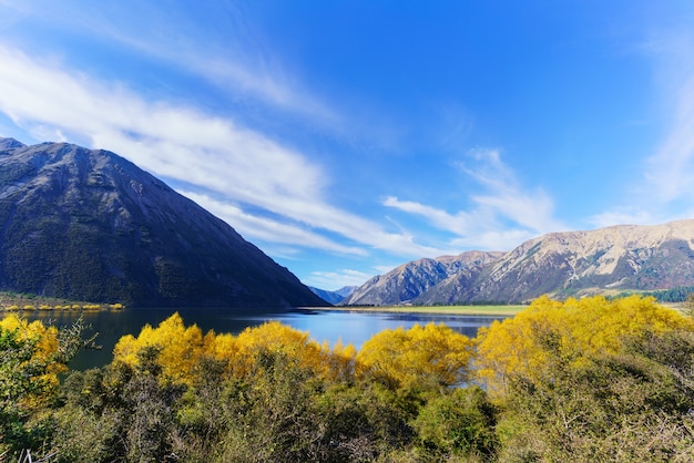 Hermoso paisaje del lago Pearson (Moana Rua) en otoño, Arthur's Pass National Park, Isla del Sur de Nueva Zelanda