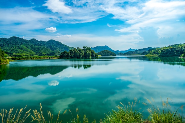 El hermoso paisaje del lago Qiandao en Hangzhou