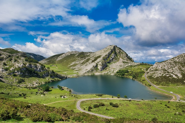 hermoso paisaje de los lagos de covadonga en asturias en españa lago enol lago ercina