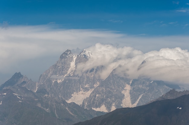 Hermoso paisaje con majestuosas montañas, vista viajera