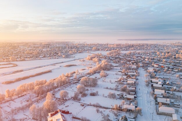 Foto hermoso paisaje en una mañana de invierno con helada y nieve pequeña ciudad desde la altura