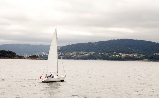 Hermoso paisaje de mar con un barco en el mar de España